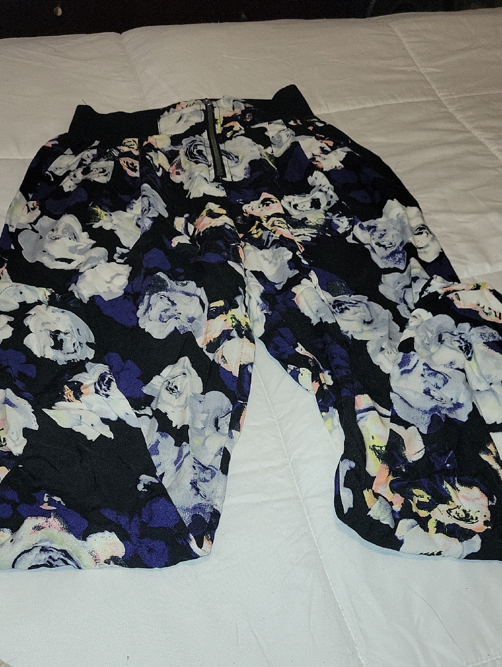 Floral Ankle-Length Cropped Pants - Black with Purple & White Bloom